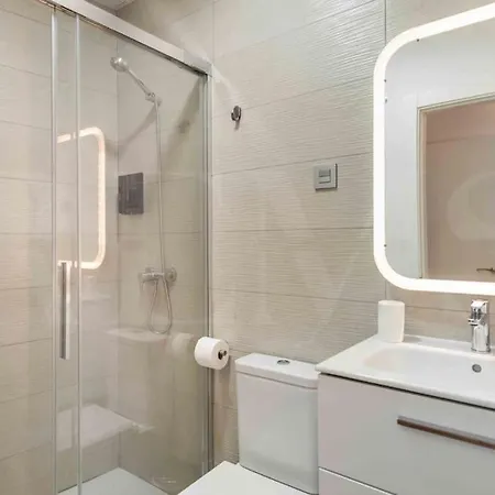 Fresh & Stylish With Parking By Rems Apartment